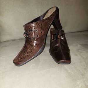 Aerosoles Brown Cinch Worm Mules Size 6.5 B